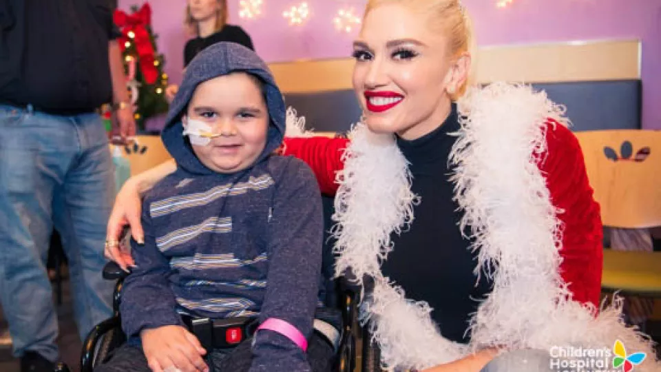 chla-gwen-stefani-2017-visit-patient-2.jpg