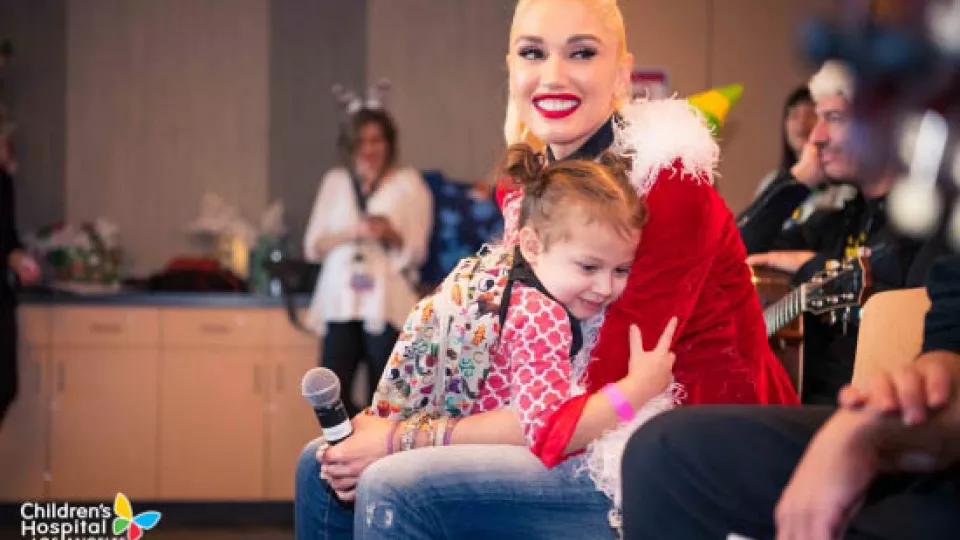 chla-gwen-stefani-2017-visit-patient.jpg