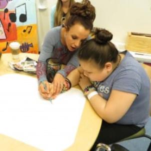 Britney Spears Joins Patients for Art Therapy 