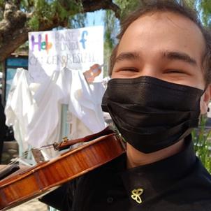 Zen plays violin at CHLA fundraiser