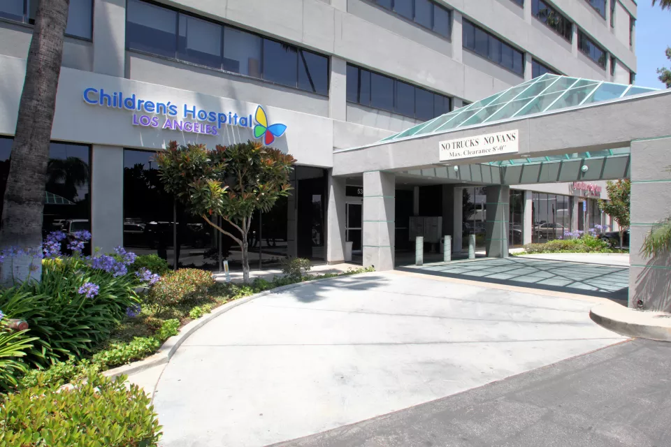 Image of the entrance to the Encino Specialty Care Center building.