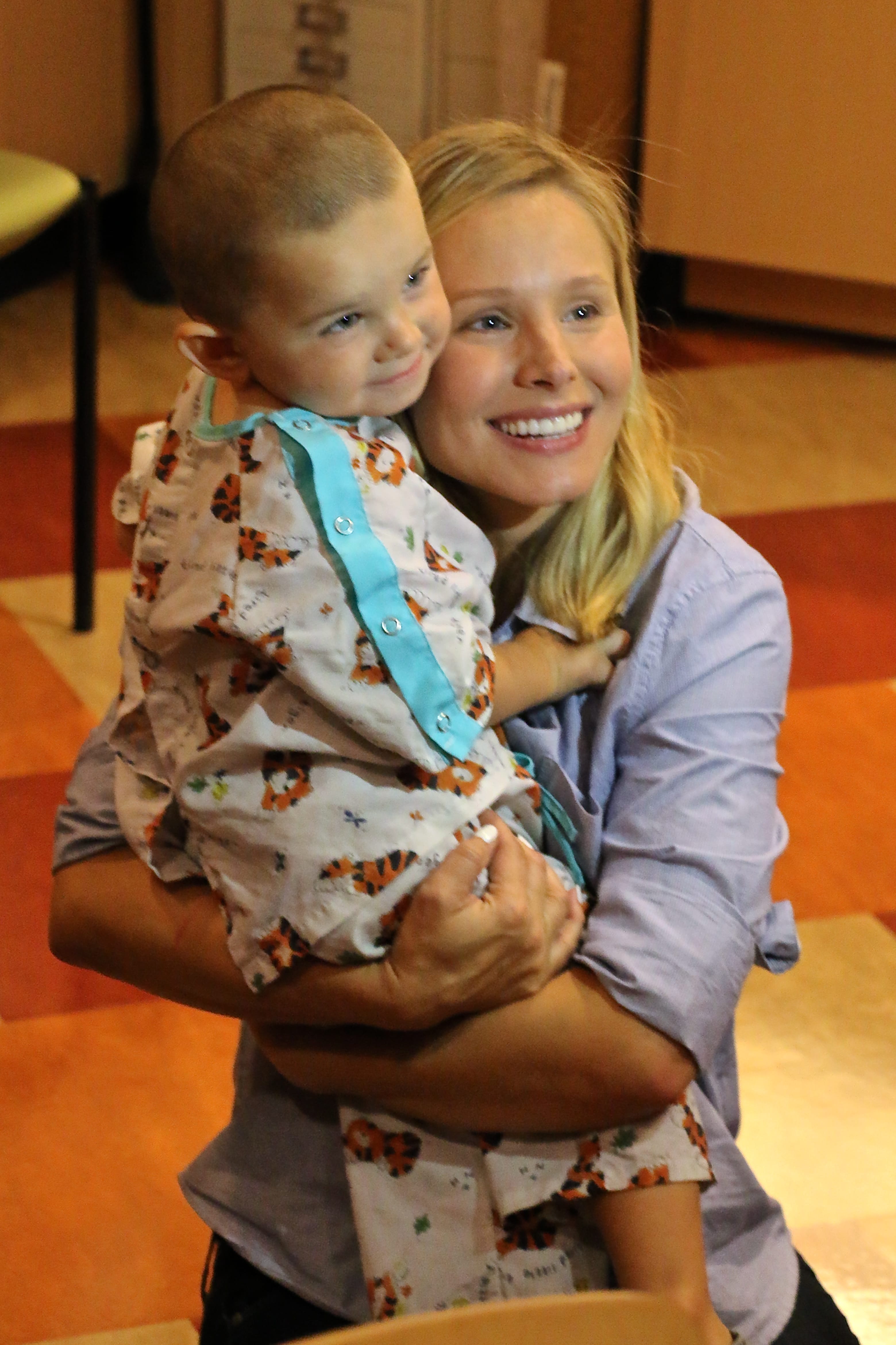 Frozen Star Kristen Bell Visits Children's Hospital Los Angeles