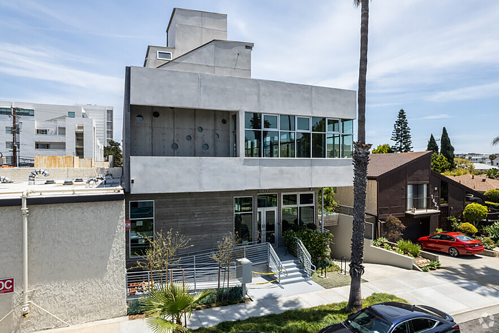 Building image of the CHLA Santa Monica Specialty Care Center