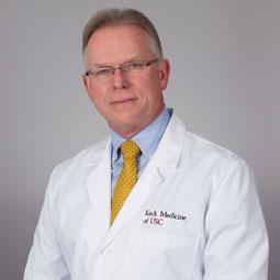 جراح القلب الطبيب Vaughn Starnes،المدير المشارك لمعهد القلب في CHLA