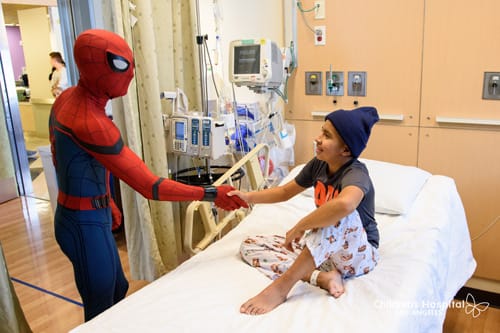 Tom Holland from Spider-Man: Homecoming Visits with Kids at Children's  Hospital Los Angeles